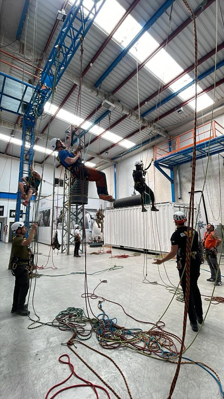 Formación y entrenamiento de técnicos en rope access y trabajos verticales — VECO