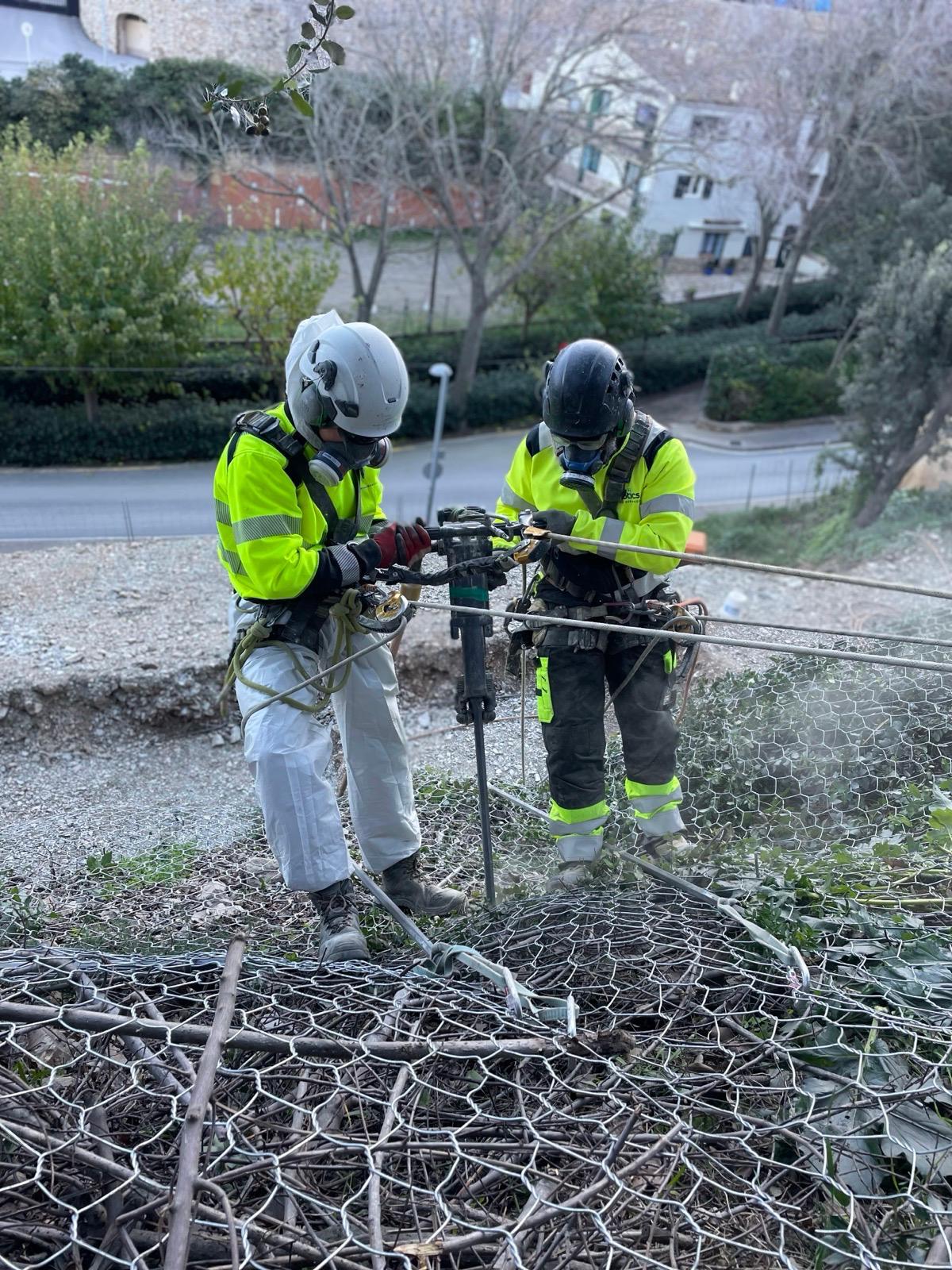 Técnicos VECO instalando malla de contención en trabajos de geotecnia y estabilización de taludes