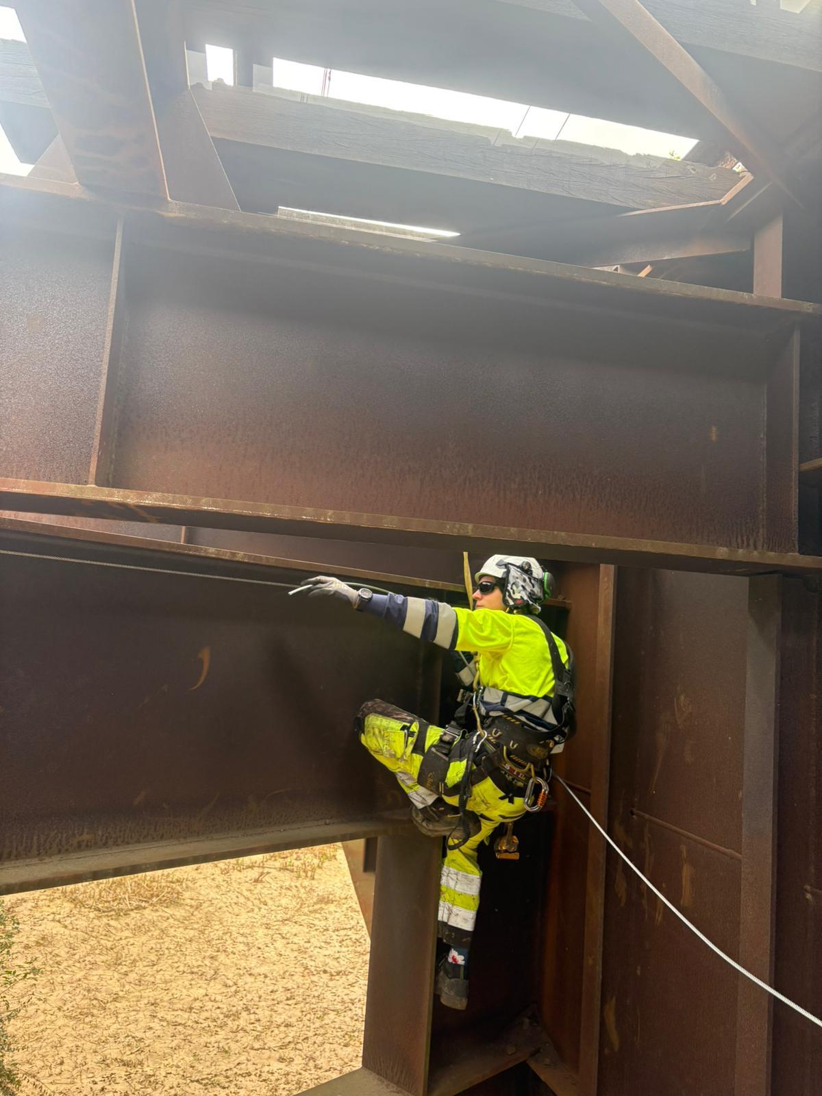Inspección técnica de estructura metálica industrial con acceso por cuerdas — VECO