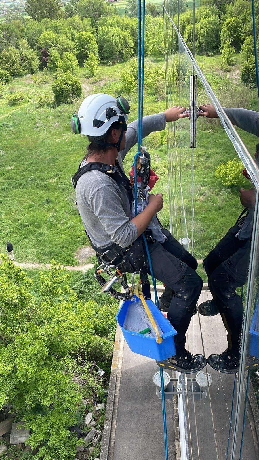 Técnico VECO realizando limpieza de cristales en altura con acceso por cuerdas