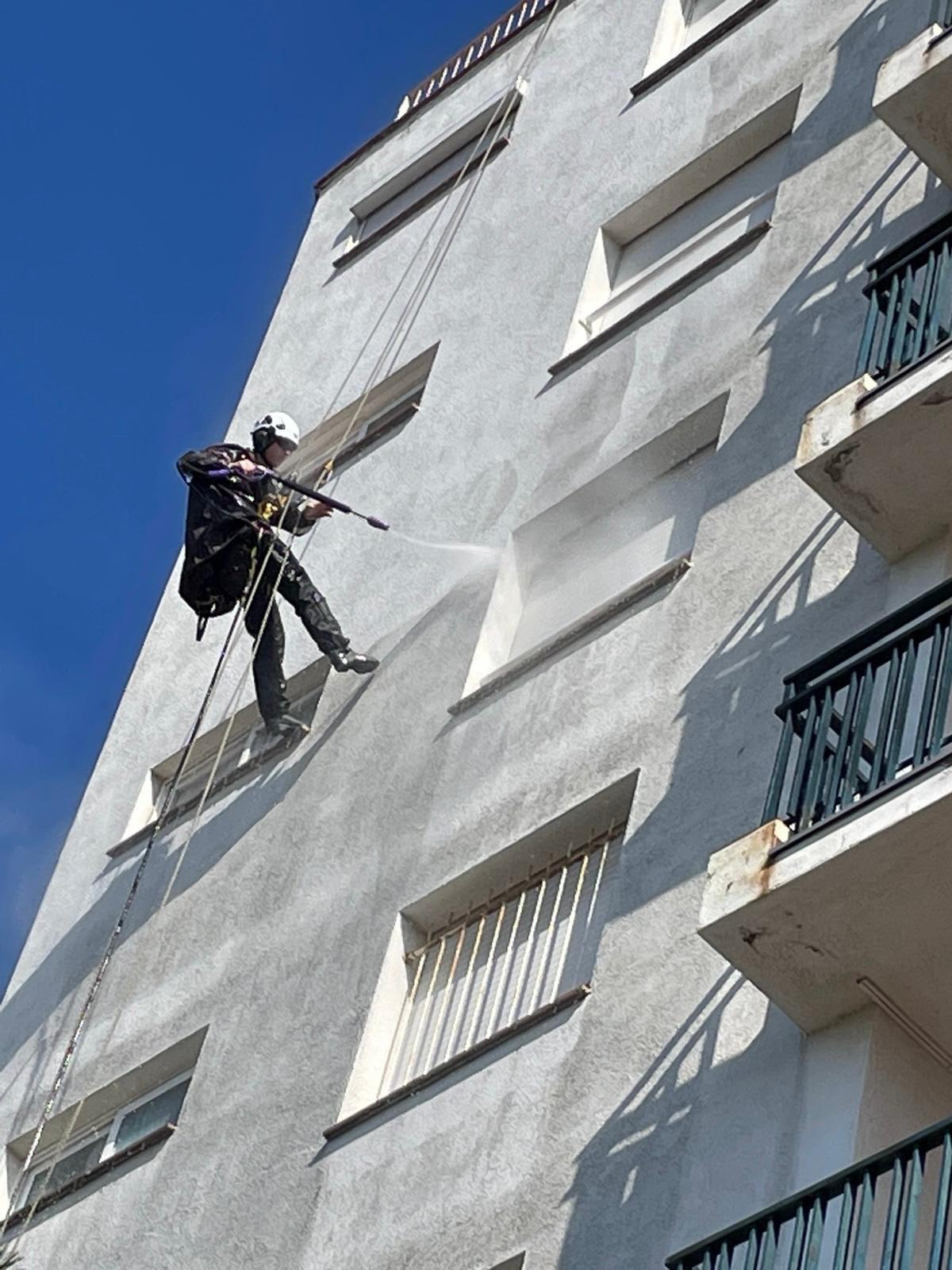 Limpieza de fachada con hidropresión mediante rope access — VECO Vertical
