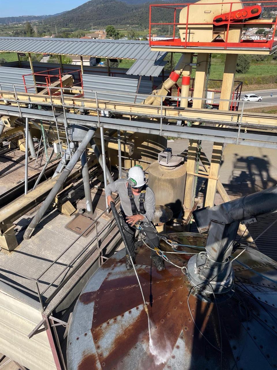 Mantenimiento industrial en silo y maquinaria en altura mediante rope access — VECO