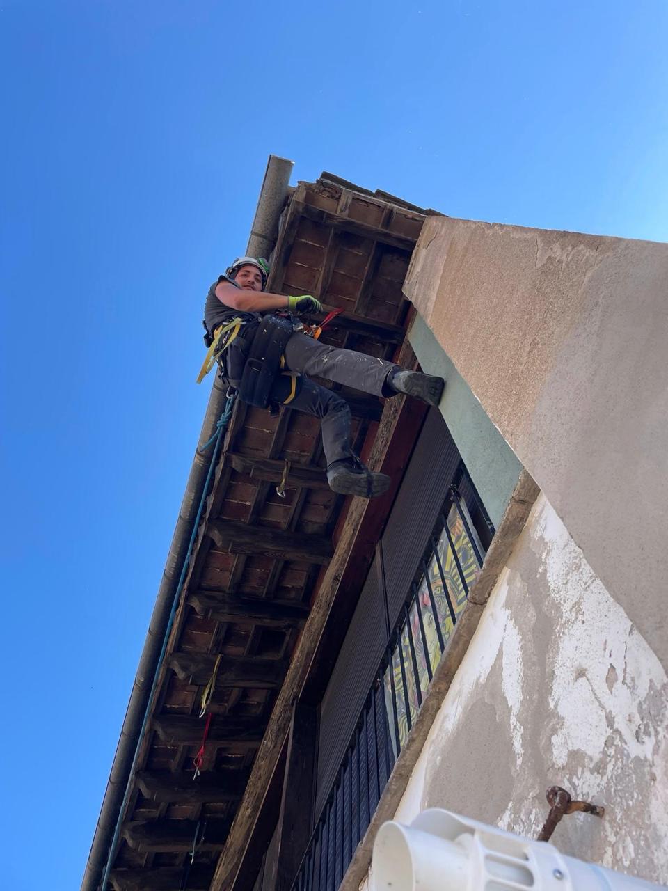 Reparación de voladizo y cornisa deteriorada con técnica de acceso por cuerdas — VECO