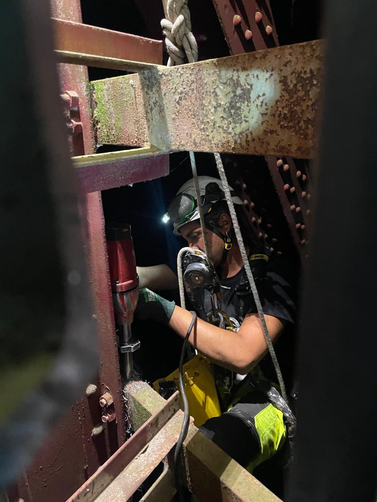 Trabajos nocturnos en interior de puente metálico con rope access — VECO Vertical